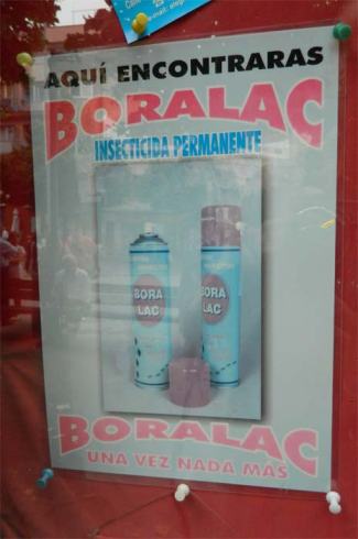 Foto 3. Detalle de uno de los escaparates anunciando el producto milagroso./ Desinsectador 23-06-2013