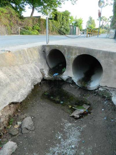 Foto 1. Conducciones para desaguar el agua de lluvia./ Desinsectador 07-2013