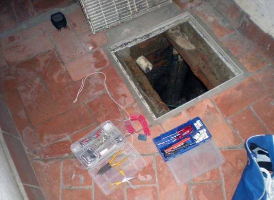 Foto 1. Registro del albañal con la tapa retirada./ Desinsectador junio-2013