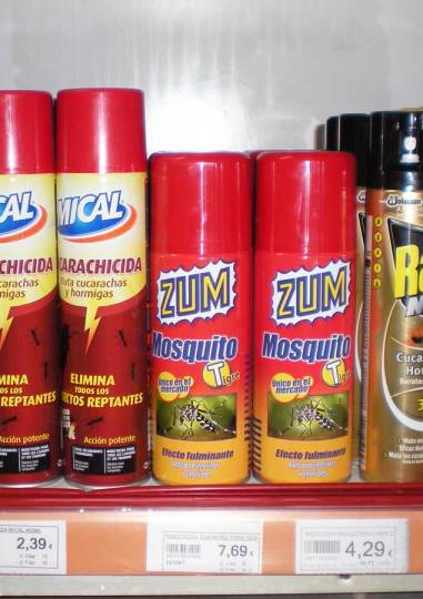 Foto 1. Botes de aerosol en una estantería de supermercado./ Desinsectador 08-2013