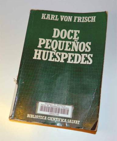 Foto 1. Portada de 'Doce pequeños huéspedes' de Karl von Frisch, editado en 1986 por la editorial Salvat.