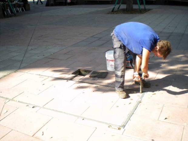 Foto 1. Un operario desatornillano la puerta para acceder a la subestación./ Desinsectador 09-2013