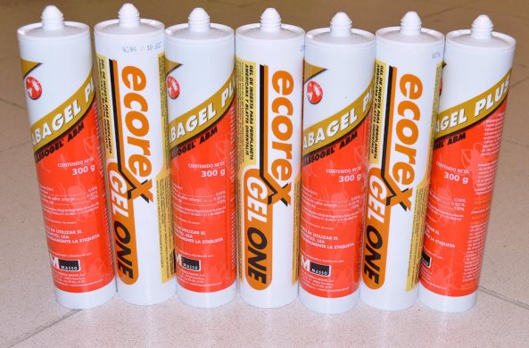 Foto 1. Tubos de Ecorex Gel One y Abagel Plus./ Desinsectador 04-2014